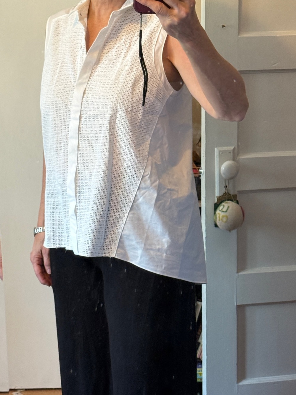 Elie Tahari White Sleeveless Eyelet Button-Front Blouse